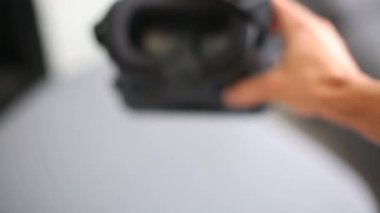 Oturma odası VR kulaklık giyen adam