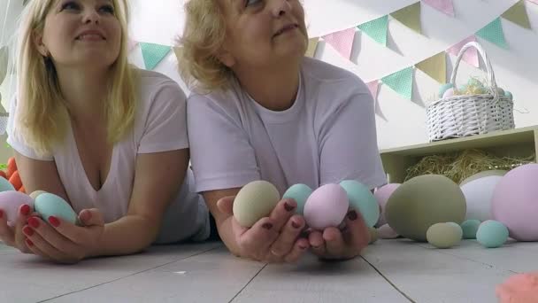 Pintura Pascua Familia Con Hija Cepillando Huevos — Vídeo de stock