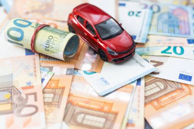 Araba almak ya da kiralamak için para. Paralı oyuncak araba..