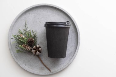 Çimento tepsisinde bir fincan kahve..