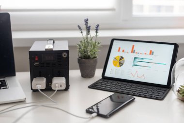 Projektörler için mobil şarj istasyonu. Sergi için elektrikli ekipman.