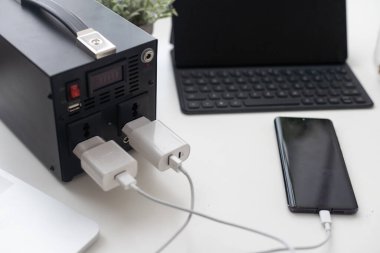 Taşınabilir çoklu şarj istasyonu, güç teknolojisi.