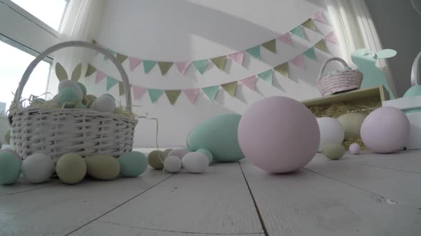 Velikonoční Vejce Hnízdě Barevném Dřevěném Pozadí — Stock video