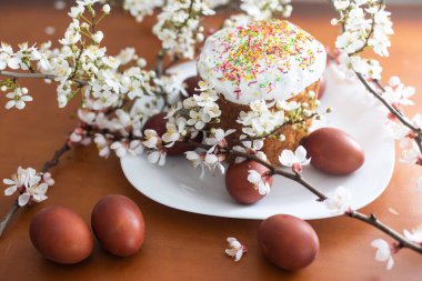 Bahar çiçekli renkli Paskalya yumurtaları. Renkli yumurta tatili sınırı. Paskalya pastası.