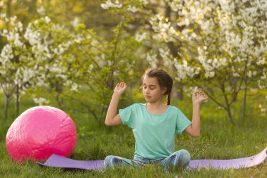 Çocuk jimnastik yapıyor. Spor, öğrenme, spor, esneme.