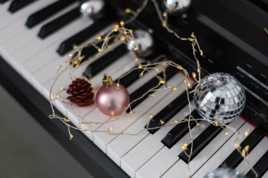 Noel dekorasyon oyuncaklarıyla sentezleyici. Noel müziği