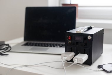 Elektrik kesintisi sırasında ışık olmadığında telefon, tablet, laptop ve diğer cihazlar için şarj istasyonu. Elektrik olmayınca jeneratör güç bankası bataryası. Elektrikli şarj edilebilir pil.