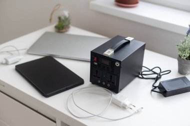 Elektrik kesintisi sırasında ışık olmadığında telefon, tablet, laptop ve diğer cihazlar için şarj istasyonu. Elektrik olmayınca jeneratör güç bankası bataryası. Elektrikli şarj edilebilir pil.