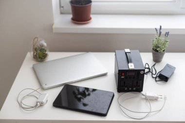 Projektörler için mobil şarj istasyonu. Sergi için elektrikli ekipman.