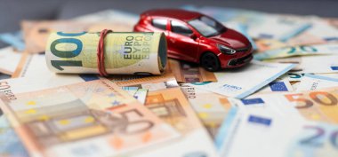 Araba almak ya da kiralamak için para. Paralı oyuncak araba..