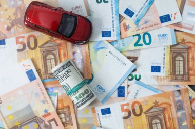 Araba almak ya da kiralamak için para. Paralı oyuncak araba..