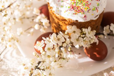 Paskalya pastası ve boyalı yumurtalar çiçek açıyor..
