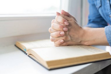 İncil dua ile tanınmayan bir kadının elleri.