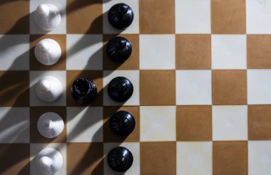 Satranç satranç tahtası üzerinde ayarlayın. Beyaz pieses tarih seçici odak ile