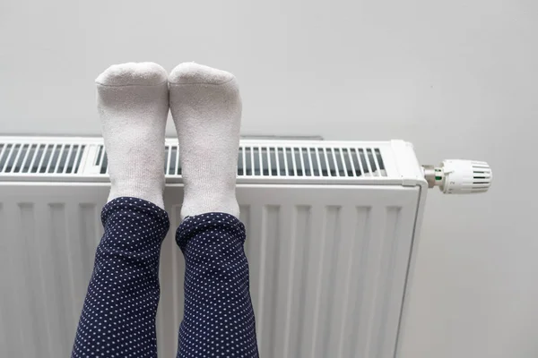 Vrouw Opwarmen Met Voeten Verwarming Winter Sokken Drogen Een Kachel — Stockfoto