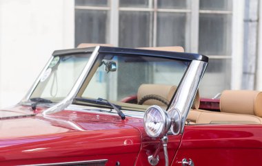 Kırmızı klasik arabanın farlarının yakın çekimi. Sergi.