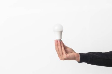 Beyaz arka planı olan bir ampul. Enerji parlak ve zeki yaratıcılık düşünme konsepti.