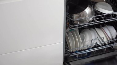 Temiz kapaklı bulaşık makinesini aç.