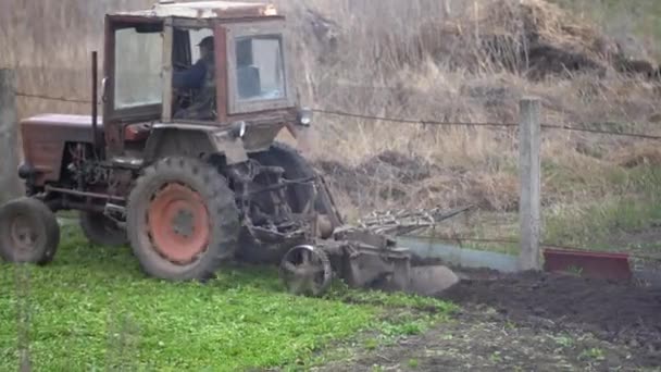 Farmářský Traktor Orbou Orá Pole Připravuje Setí — Stock video