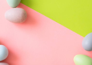 Parlak yeşil arka planda renkli yumurtalar ve lale çiçekleriyle Paskalya bayrağı