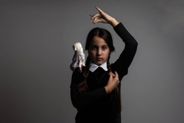 Çarşamba Addams 'da bir kız. Cadılar Bayramı partisi.