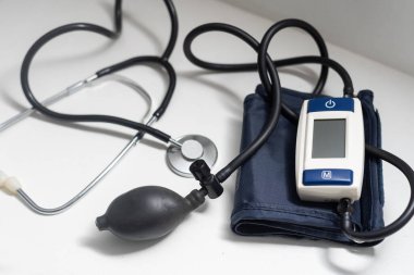 Steteskoplu cıva basınç göstergesi, klasik kan basıncı göstergesi, geleneksel basınç göstergesi, yakın çekim, tıbbi cihaz..