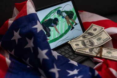Amerikan bayrağı ve banknotları dijital tablet üzerinde ABD finans sektöründe 100 dolar.
