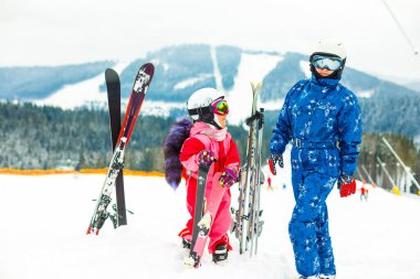 Kış, kayak - Annesi kayak merkezinde küçük bir kız