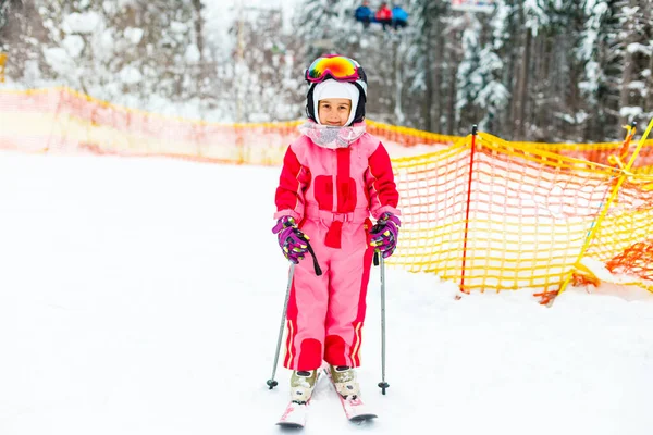 Esquí Infantil Las Montañas Niño Activo Con Casco Seguridad Gafas — Foto de Stock