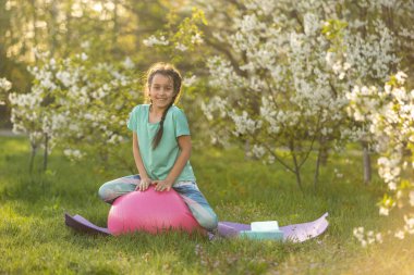Çocuk jimnastik yapıyor. Spor, öğrenme, spor, esneme.