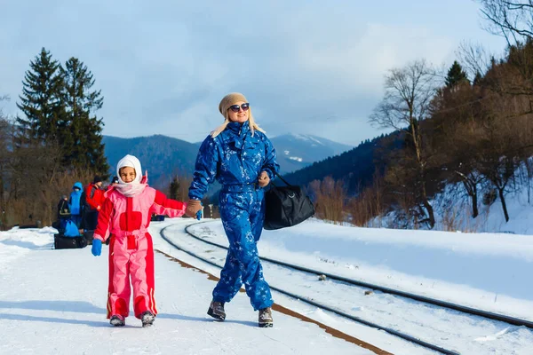 Mother Daughter Wearing Ski Suits Railway — Foto de Stock