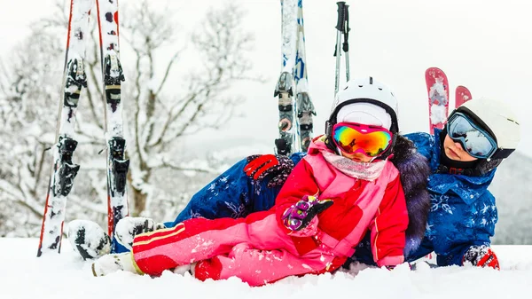 Winter Ski Little Girl Mother Ski Resort — Foto de Stock