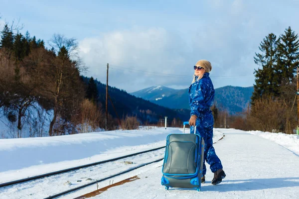Woman Pulling Heavy Luggage Snow Train Station Travelling Train Winter — Foto de Stock