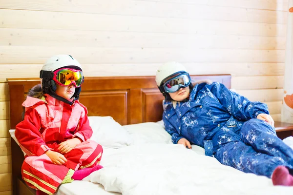 Mother Daughter Rest Bed Skiing — Foto de Stock
