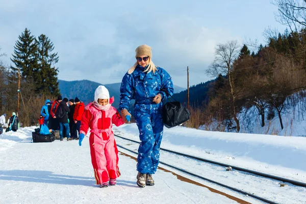 Woman Waits Her Daughter Heavy Snowfall Her Train Arrive — Foto de Stock