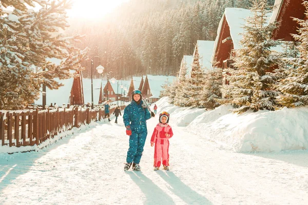 Winter Ski Little Girl Mother Ski Resort — Foto de Stock