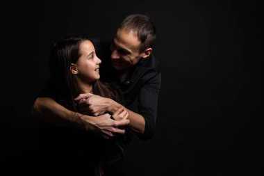 Sevgi dolu Hintli baba, sevimli küçük sevimli kızı kucaklıyor. Aşkı, ilgiyi, en yakın insanı, babalar gününü gösteren konsept.