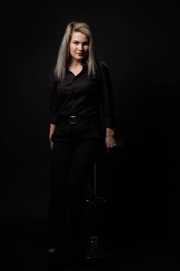 güzel kadın model siyah arka plan üzerine portresi