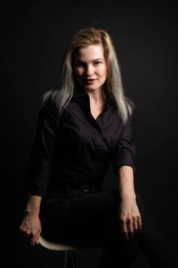 Kadın siyah bir arka plan siyah.