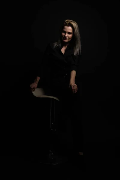 Žena Černém Černém Pozadí — Stock fotografie