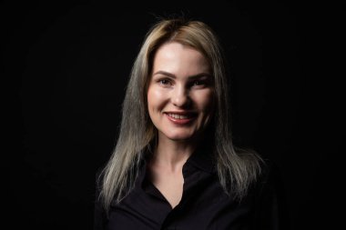 Zarif sarışın orta yaşlı güzel bayan kameraya gülümsüyor. Çekici bir iş kadını.