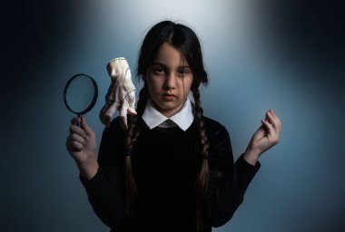 Karanlık bir geçmişi olan Çarşamba öğrencisi kız.