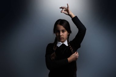 Cadılar Bayramı. Takım elbiseli bir kız. Tatil günü. Hallowmas. Çarşamba Addams. Addams Ailesi. Reenkarnasyon. Kostümlü. Cadılar Bayramı için fikir. Bir kızın portresi.