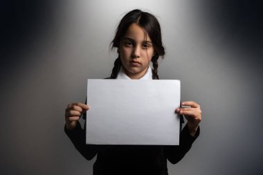 Çarşamba Addams. Kızgın kız öğrenci..