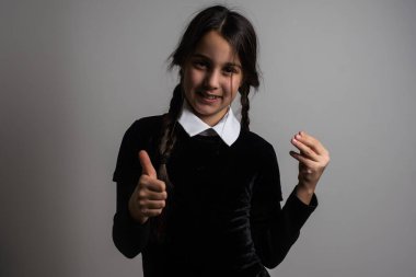 Takım elbiseli bir kız. Tatil günü. Hallowmas. Çarşamba Cosplay. Cadılar Bayramı için fikir. Bir kızın portresi. Yüksek kalite fotoğraf