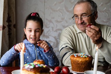 Geleneksel Ortodoks Paskalya yemeği: Paskalya ekmeği, peynirli kek Paşam, boyalı yumurta.