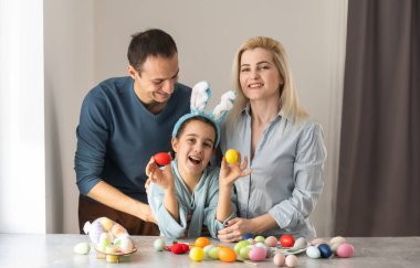 Mutlu bir aile, Paskalyayı mutfakta birlikte geçiriyor..