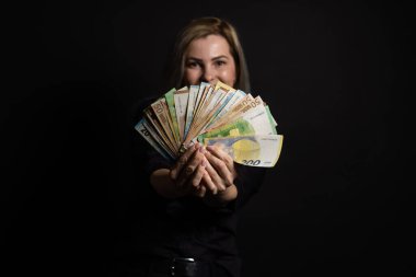 Avro banknotları tutan genç bir kadın.