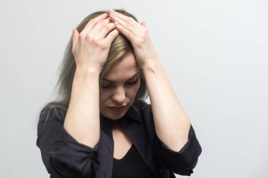 Alnına dokunan üzgün, yorgun, genç bir kadın baş ağrısı ya da depresyon geçiriyor. Sıkıntılı, sıkıntılı bir kız.