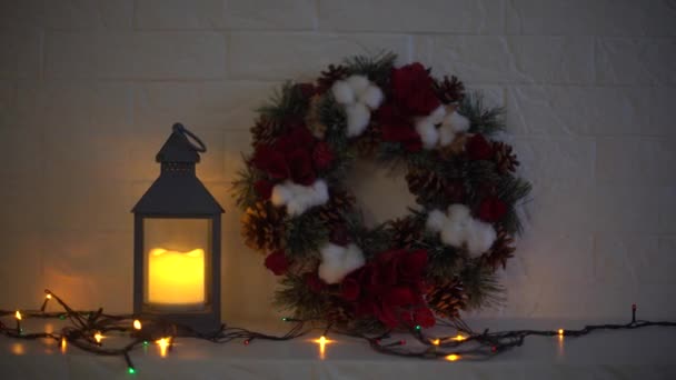 木製の背景に手作りクリスマスリース ガーランドのお祭りのライト 新年室内装飾 — ストック動画